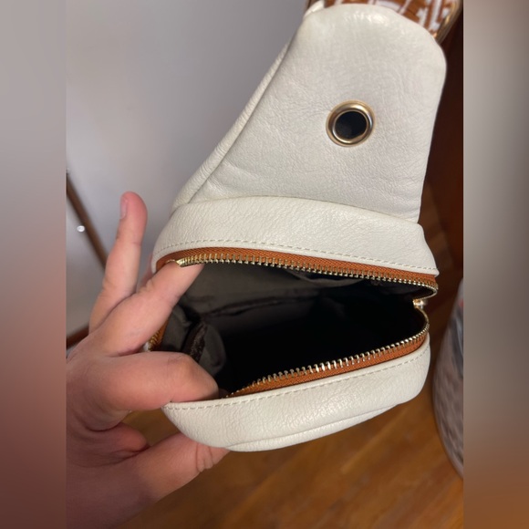 Crossbody cream and tan bag, barely used great condition - Picture 2 of 3